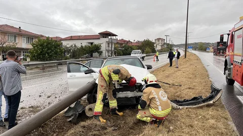 Manisa'nın Kula ilçesinde otomobil orta refüje çıkarak aydınlatma direğine çarptı.
