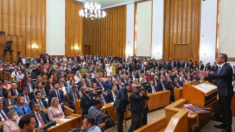 CHP Lideri Özel, iktidar milletvekillerini eleştirerek, "Yaz boyunca deniz, kum, güneş ile yaşayanları hatırlatmak gerekiyor" dedi.