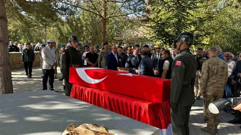 Bitlis'te 95 yaşında hayatını kaybeden Kore Gazisi son yolculuğuna uğurlandı