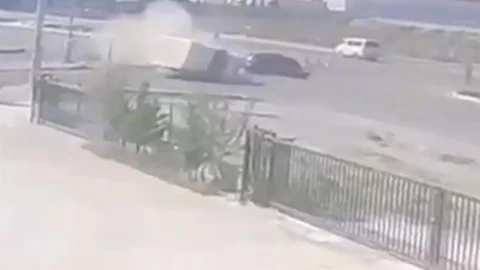 Aksaray'da otomobilin kamyonetle çarpıştığı kaza güvenlik kamerasına yansıdı, 2 kişi yaralandı.