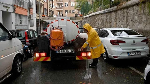 Kuşadası'nda sağanak yağış seferberliği