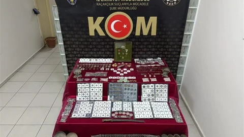 İzmir'de tarihi eser kaçakçılığı operasyonunda 20 milyon liralık eserler bulundu