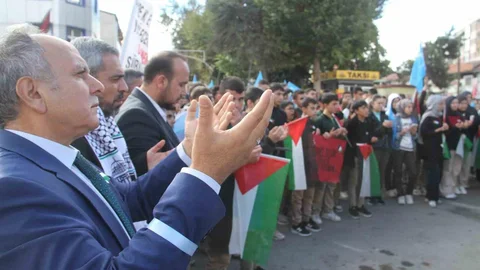 Konya'nın Beyşehir ilçesinde öğrenciler İsrail'in Gazze'deki saldırılarına karşı yürüyüş düzenledi.