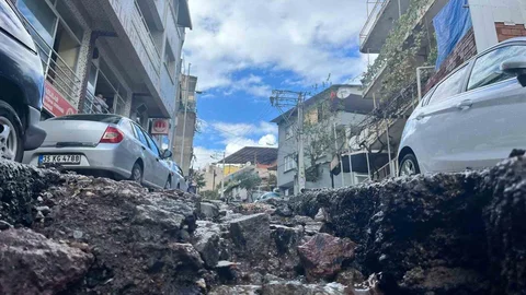 İzmir'de sağanak yağışlar yolları dere yatağına çevirdi