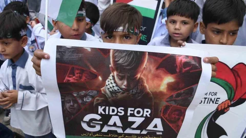 Karaçi'de İsrail'in Gazze'ye Yönelik Saldırıları Protesto Edildi