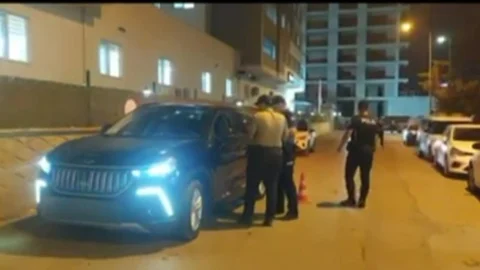 Mersin Tarsus’ta Kız Öğrenci Yurdu Önünde Gece Denetimi: 3 Araca Ceza Kesildi