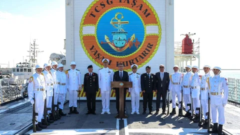 Mersin  Valisi Toros, Tcsg Yaşam Gemisi’ni Ziyaret Etti.