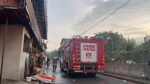 Ümraniye'de kereste atölyesinde yangın paniğe yol açtı.
