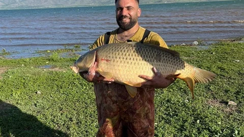 Elazığ’da amatör balıkçı 32 kiloluk dev sazan balığı yakaladı