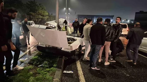 Tekirdağ'da direğe çarpan otomobil ikiye ayrıldı, sürücü yaralandı.
