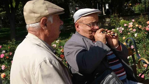 Burdur'da yaşayan 77 yaşındaki Mustafa Uzun, çocukluk yıllarından beri hiç ayırmadığı sipsisiyle zaman geçiriyor.