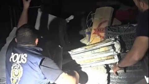 Diyarbakır'da düzenlenen operasyonda 11 düzensiz göçmen gizli bölmeden çıkarıldı