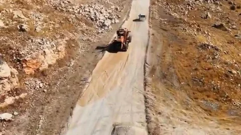 Eğil'de yol çalışmaları sürüyor