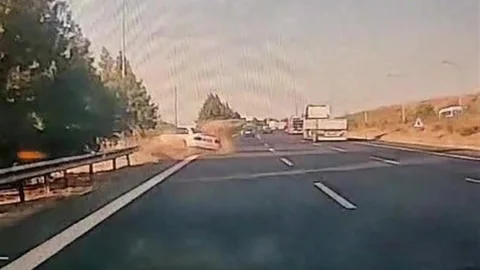 Hatay'da otomobilin bariyerlere çarpma anı kaydedildi