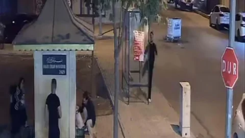 Elazığ'da otobüs durağının camını kıran kişi güvenlik kamerasında