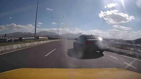 Erzurum-Artvin karayolunda kontrolsüz şekilde ana yola çıkan bir otomobil, kazaya sebebiyet verdi.