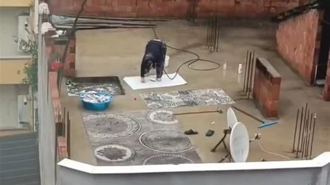 Bursa'da halı yıkayan kadın dikkat çekti