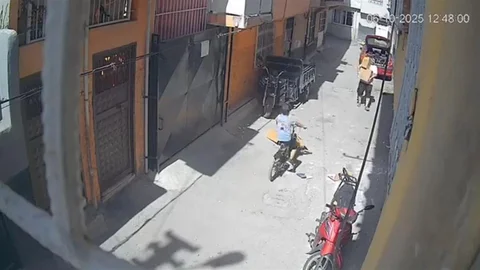 Adana'da kartonla oyun oynayan çocuk, bisikletin tehlikesiyle karşılaştı.