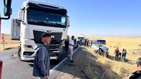 Muş’ta Tır ile Otomobil Çarpıştı