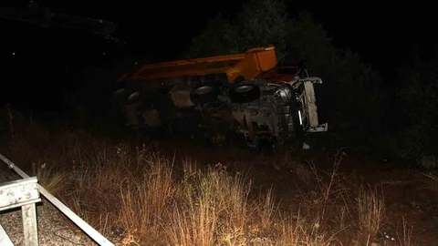 Konya'da kamyon bariyerlere çarparak şarampole devrildi, 2 kişi hayatını kaybetti, 1 kişi yaralandı.