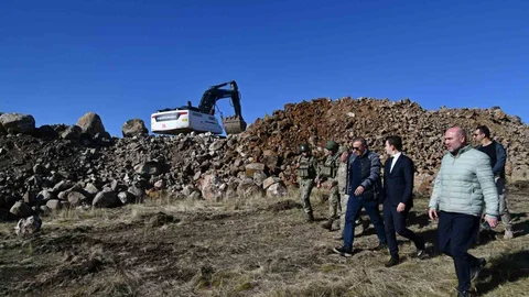 Vali Çiçek sınır bölgesinde incelemelerde bulundu