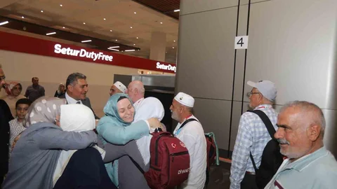 Gaziantep'te umre ziyaretinden dönen kafile karşılandı