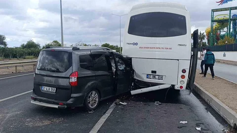 Antalya'da midibüse çarpan hafif ticari araçta 2 yaralı