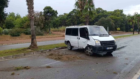 Antalya'da Kamyonet Kaza Yaptı