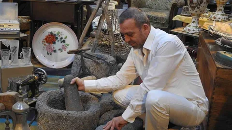 Kilis'te antikacı dükkanında geçmişe dair eşyalar sergileniyor