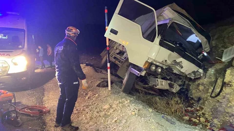 Karaman'da kamyonet kayalıklara çarptı