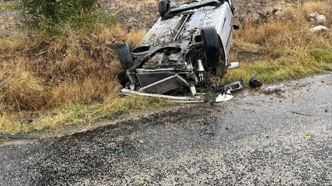Afyonkarahisar'da takla atan otomobilde 3 kişi yaralandı