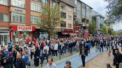 Zonguldak'ın Çaycuma ilçesinde "Filistin’e Özgürlük" yürüyüşü gerçekleştirildi.