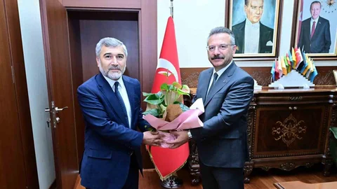 Eskişehir'de Vali Aksoy, İl Müftüsü Gül'ü makamında ağırladı.