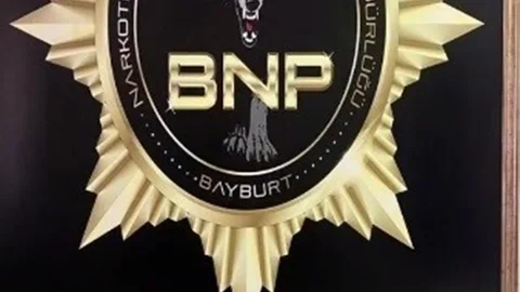 Bayburt'ta uyuşturucu ticareti şüphesiyle yakalanan İran uyruklu bir şahsın midesinden 588,55 gram metamfetamin çıkarıldı.