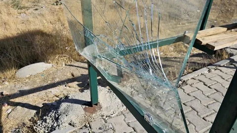 Elazığ'da Durağın Camları Kırıldı