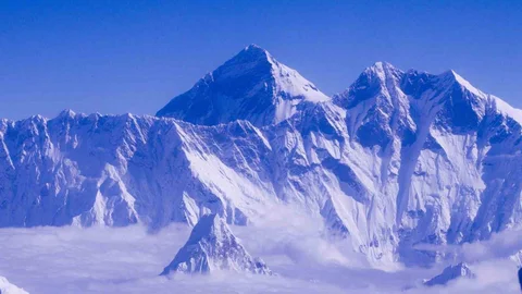 Tibet'te Everest'te mahsur kalan dağcılar kurtarıldı