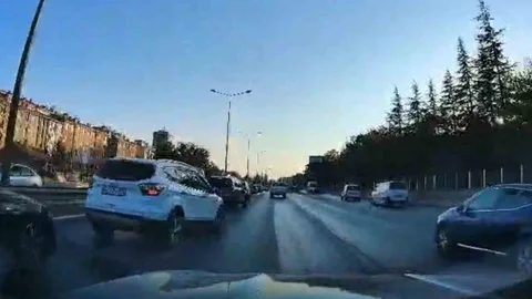 Eskişehir'de kaza sonucu yavaşlayan araca otomobilin arkadan çarpma anı kameraya yansıdı.