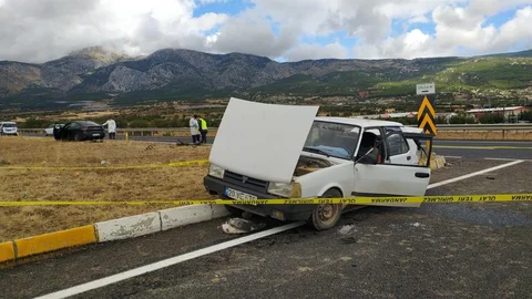Denizli'de Kontrolsüz Kavşakta Kaza
