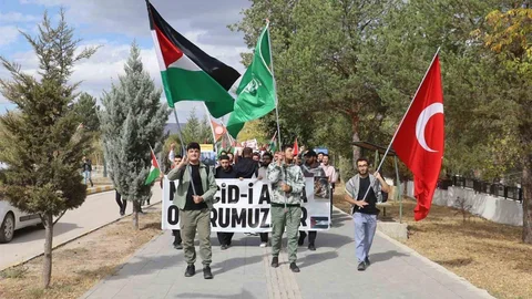 Sivas’ta üniversite öğrencileri Gazze’ye destek olmak için yürüyüş düzenledi.