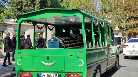 İstanbul'da silahlı saldırıda hayatını kaybeden avukat Serdar Öktem son yolculuğuna uğurlandı.