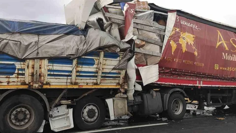 Konya'da Tır ve Minibüs Çarpıştı