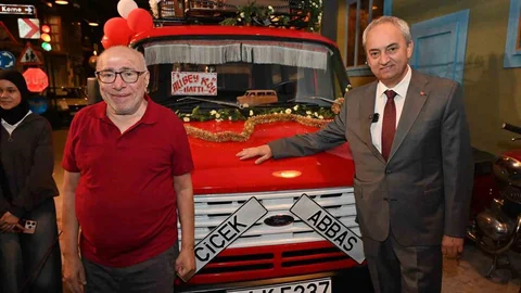 Antalya'da İlyas Salman, minibüsüyle nostaljik bir buluşma yaşadı