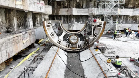 Kocaeli'de Körfezray Metro Projesi'nde iki yeni tünel açma makinesinin montajı başladı