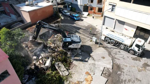 Akdeniz Barış Mahallesi’ndeki Metruk Bina, Kontrollü Yıkıldı!