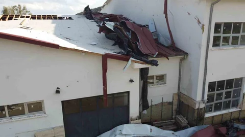 Adana'da hortum okulu vurdu, çatıyı uçurdu