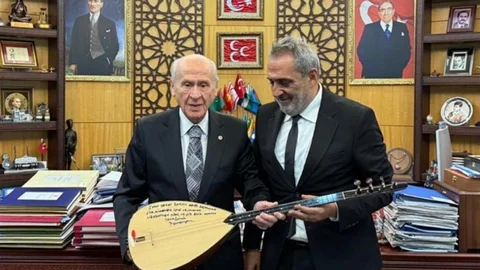 Ankara'da Yavuz Bingöl, Bahçeli’ye bağlama hediye etti