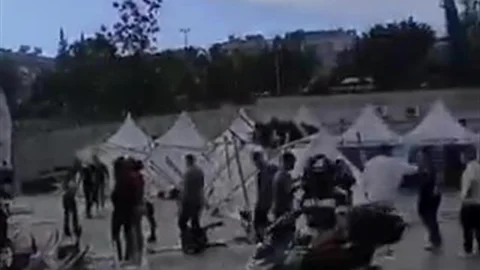 Adana'da Kariyer Fuarı çadırları rüzgarla uçtu