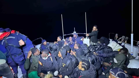 Muğla'da 46 düzensiz göçmen lastik botla yakalandı