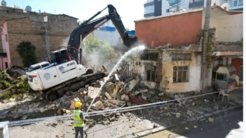Barış Mahallesi Metruk Binanın Kontrollü Yıkımı