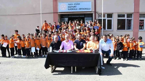 Trabzon'da Efsane Futbolcular Öğrencilerle Bir Araya Geldi